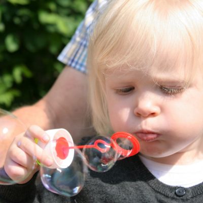 child_soap_bubbles_fun_face_funny_girl_make_soap_bubbles_girl_plays-608357